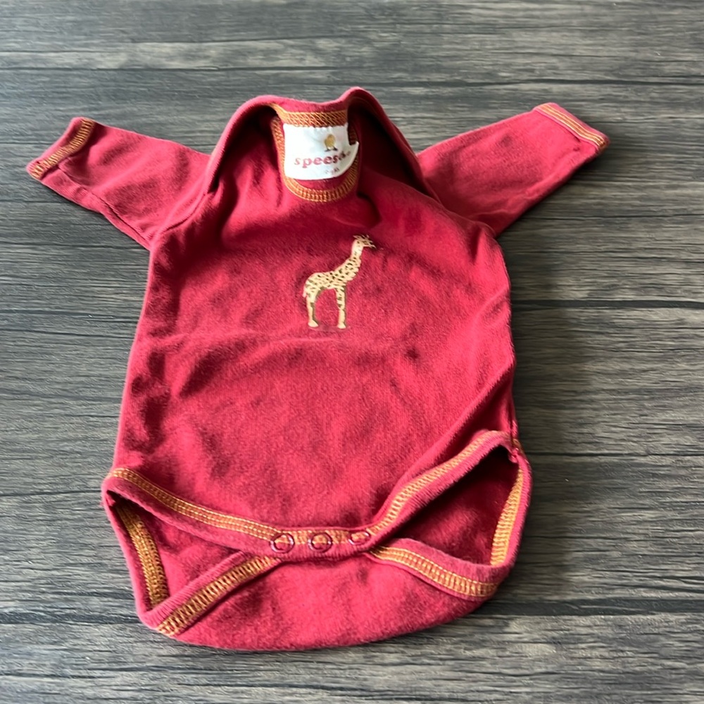 Speeses 100% organic cotton giraffe onesie. 0-3 months